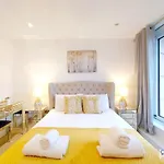3 Bed Serviced Apartment In Battersea - River Views